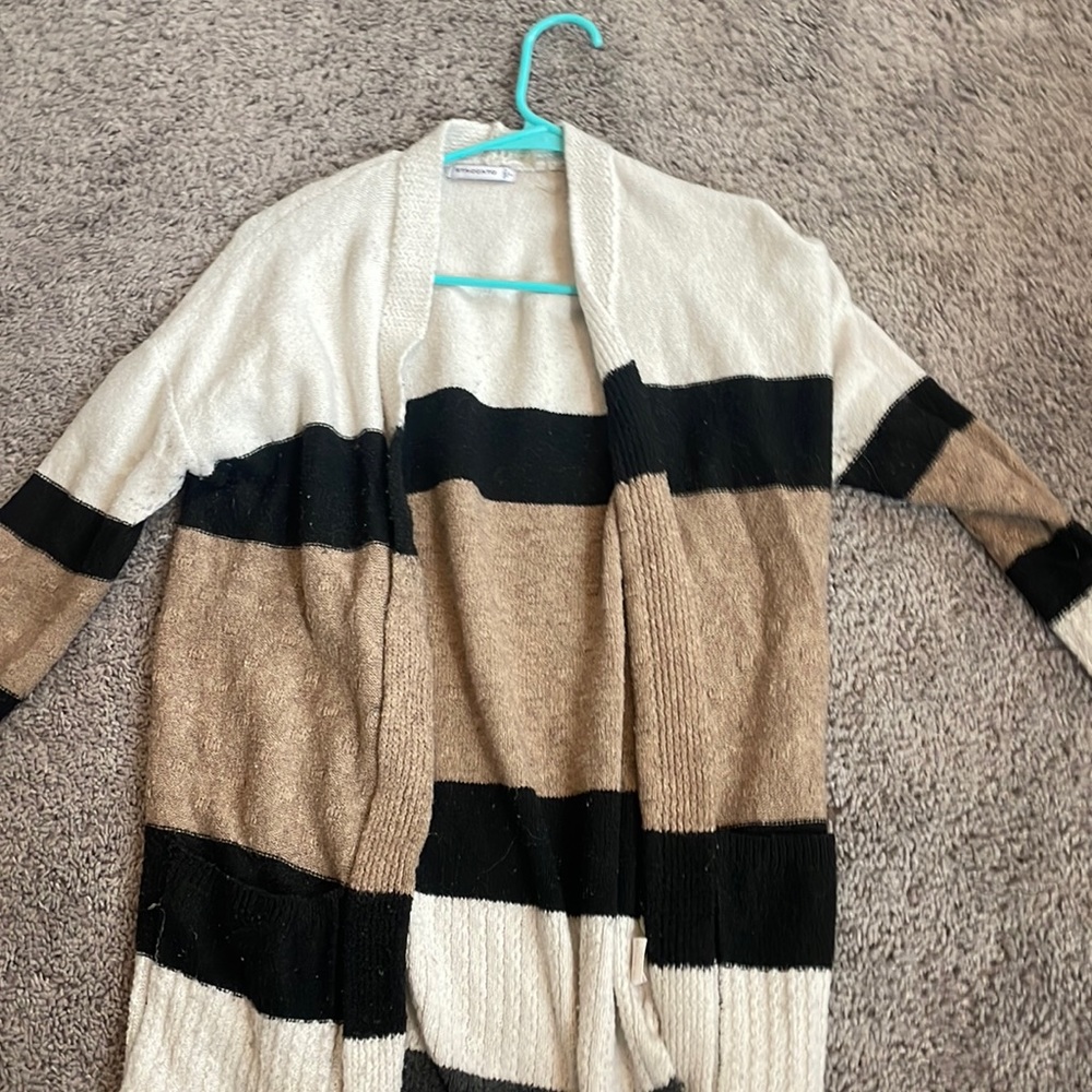 Selling this gorgeous pullover! Has some pilling but gently used.
